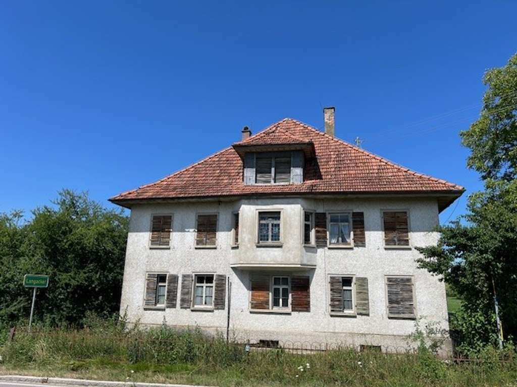 Immobilie in Bodnegg - Ehemaliges landwirtschaftliches Anwesen mit Nebengebäuden zwischen Wiesen/Hopfenfeldern bei Bodnegg! - Bild 0