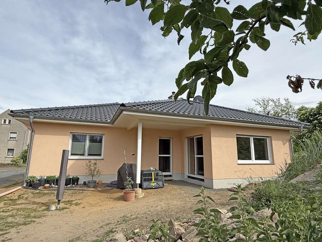 Immobilie in Hirschfeld - Moderner Bungalow in ruhiger Grünlage – hochwertiges Wohnen auf großzügigem Grundstück in Hirschfeld - Bild 2