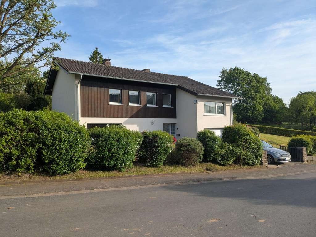Immobilie in Hilders - Seltene Gelegenheit in der Rhön - Charmantes, rollstuhlgeeignetes Architekten-Chalet in Ortsrandlage - Bild 0