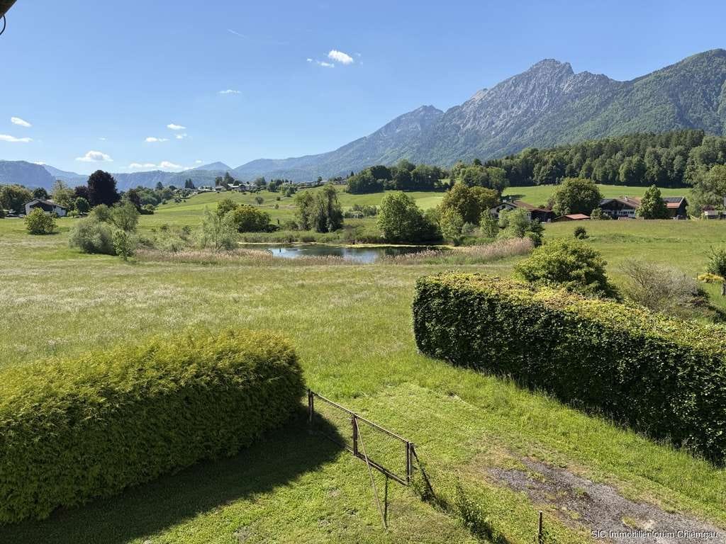 Immobilie in Bayerisch Gmain - Einmalig schönes Fleckchen Erde !
Freistehendes Haus mit grandiosen Ausblick auf Wiesen, Wasser u.  - Bild 0