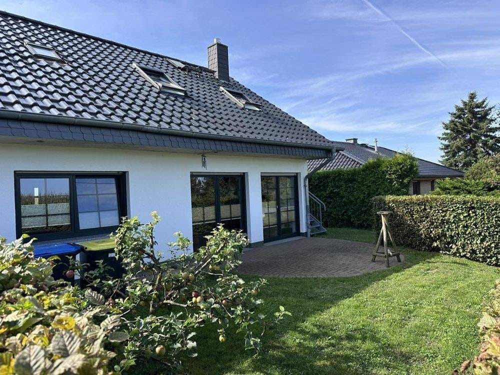 Immobilie in Schloen-Dratow - Einfamilienhaus mit Einliegerwohnung und idyllischem Grundstück in ruhiger Ortsrandlage und Blick auf die umliegenden Felder bis hin zum Torgelower Se - Bild 0