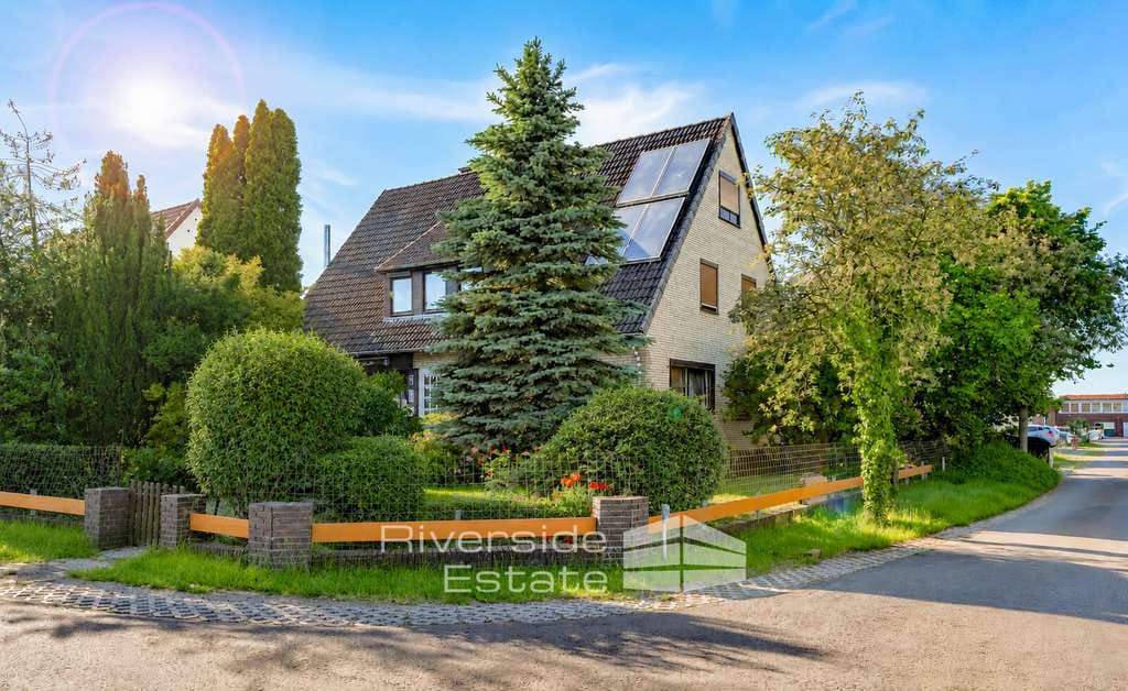 Immobilie in Stuhr - Vermietetes Zweifamilienhaus mit ausgebautem Spitzboden, 2 Garagen & Entwicklungspotenzial - Bild 1