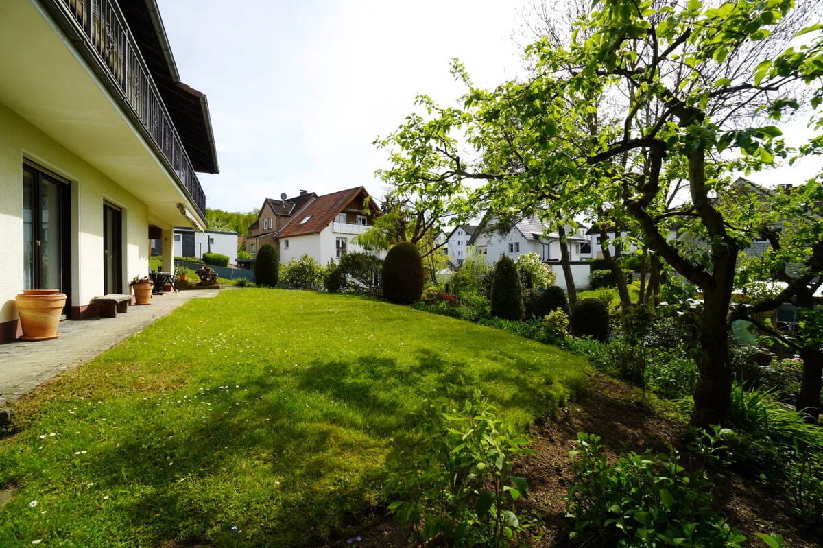 Immobilie in Schieder-Schwalenberg - Einfamilienhaus mit Einliegerwohnung und großem Garten in Schieder-Schwalenberg - Bild 1
