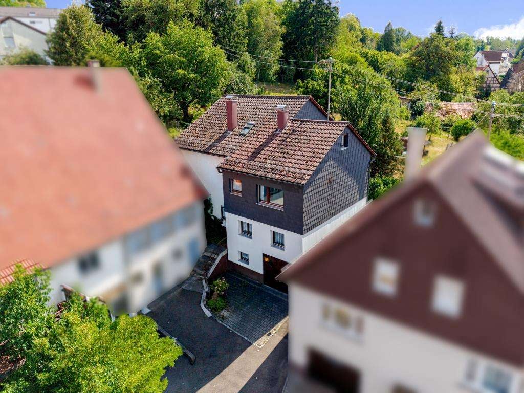 Immobilie in Albershausen - Behagliches Wohnhaus mit Geschichte und vielfältigem Entwicklungspotenzial im Ortskern - Bild 0
