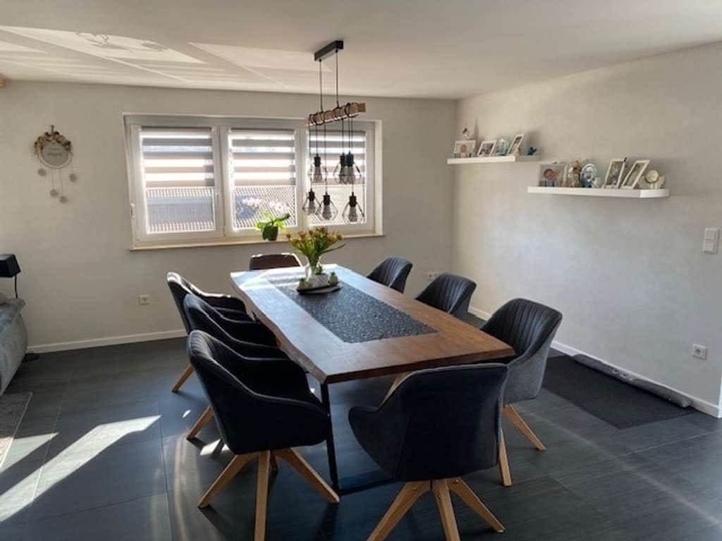 Immobilie in Pfullendorf - Modernisierte Doppelhaushälfte mit zwei großzügigen Wohnungen
Wohnen auf drei Ebenen - Bild 3