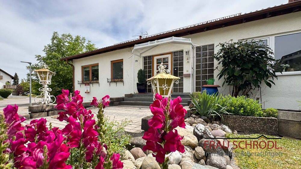 Immobilie in Eigeltingen - Großzügiges Zweifamilienhaus mit Wintergarten, PV-Anlage und vielseitigen Nutzungsmöglichkeiten in Eigeltingen - Bild 3