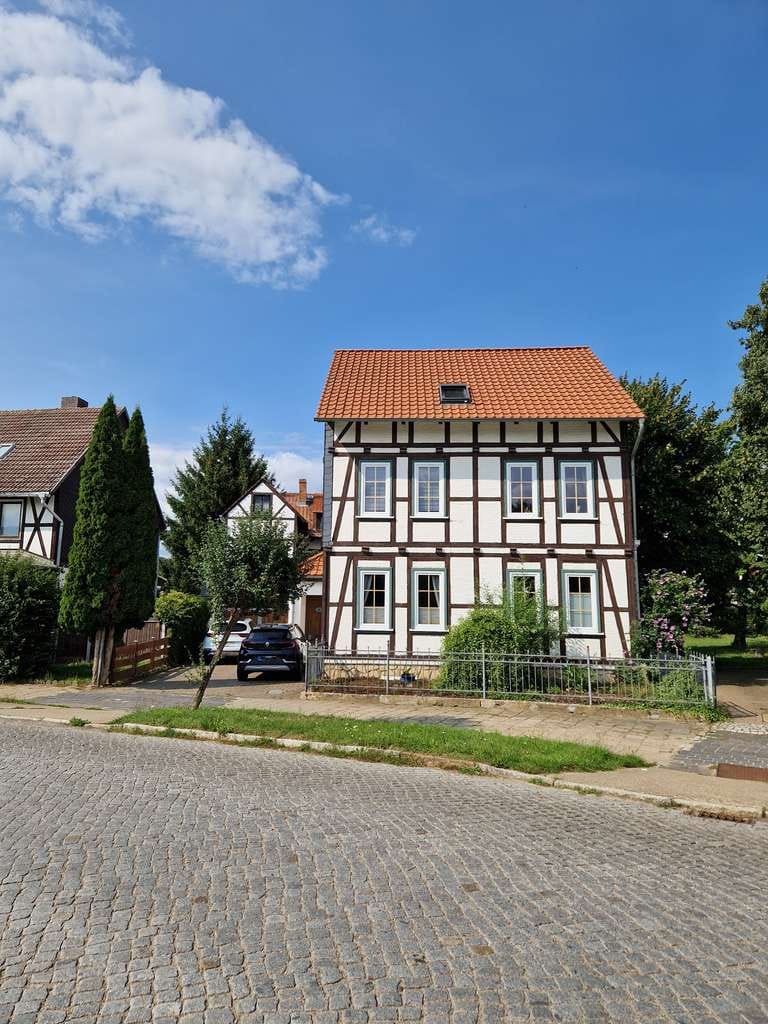 Immobilie in Osterwieck - Geräumiges Fachwerkhaus mit Kamin und Carport in Osterwieck - Bild 1