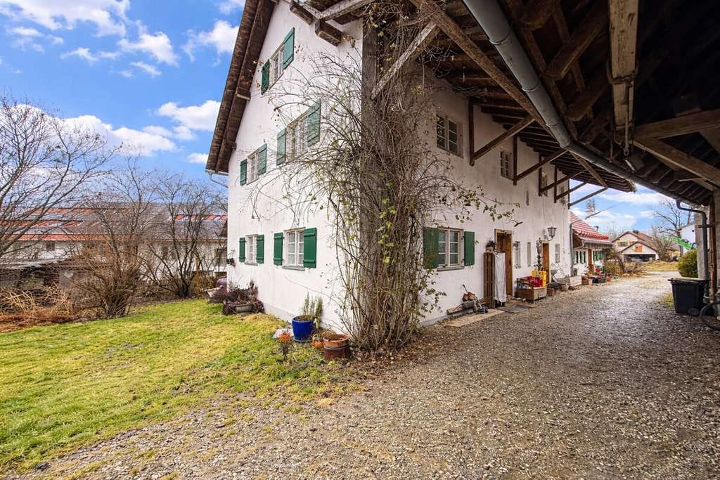 Immobilie in Eurasburg - Bauernhof mit Wohnbebauung, Pferdestall und angrenzender Koppel auf großzügigem Grundstück 9716 qm - Bild 0