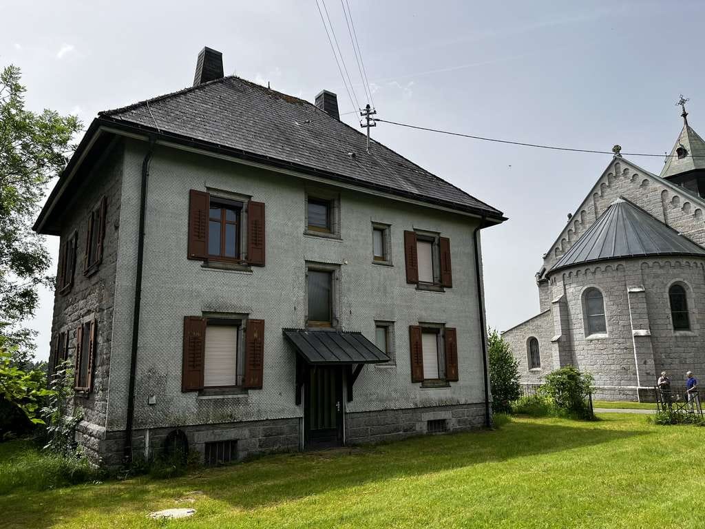 Immobilie in Dachsberg (Südschwarzwald) - Besonderes Angebot Ehem. Pfarrhaus mit Alpensicht im Erbbaurecht u Bieterverfahren zu verkaufen - Bild 0
