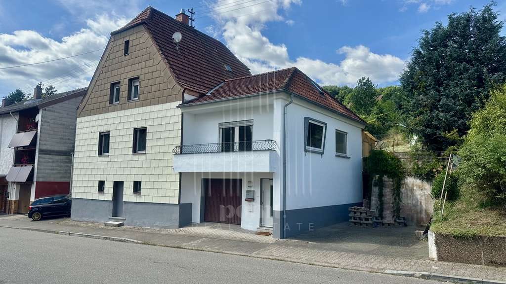 Immobilie in Altenkirchen - Großzügiges Einfamilienhaus mit Garten und Terrasse, voll unterkellert - Bild 0