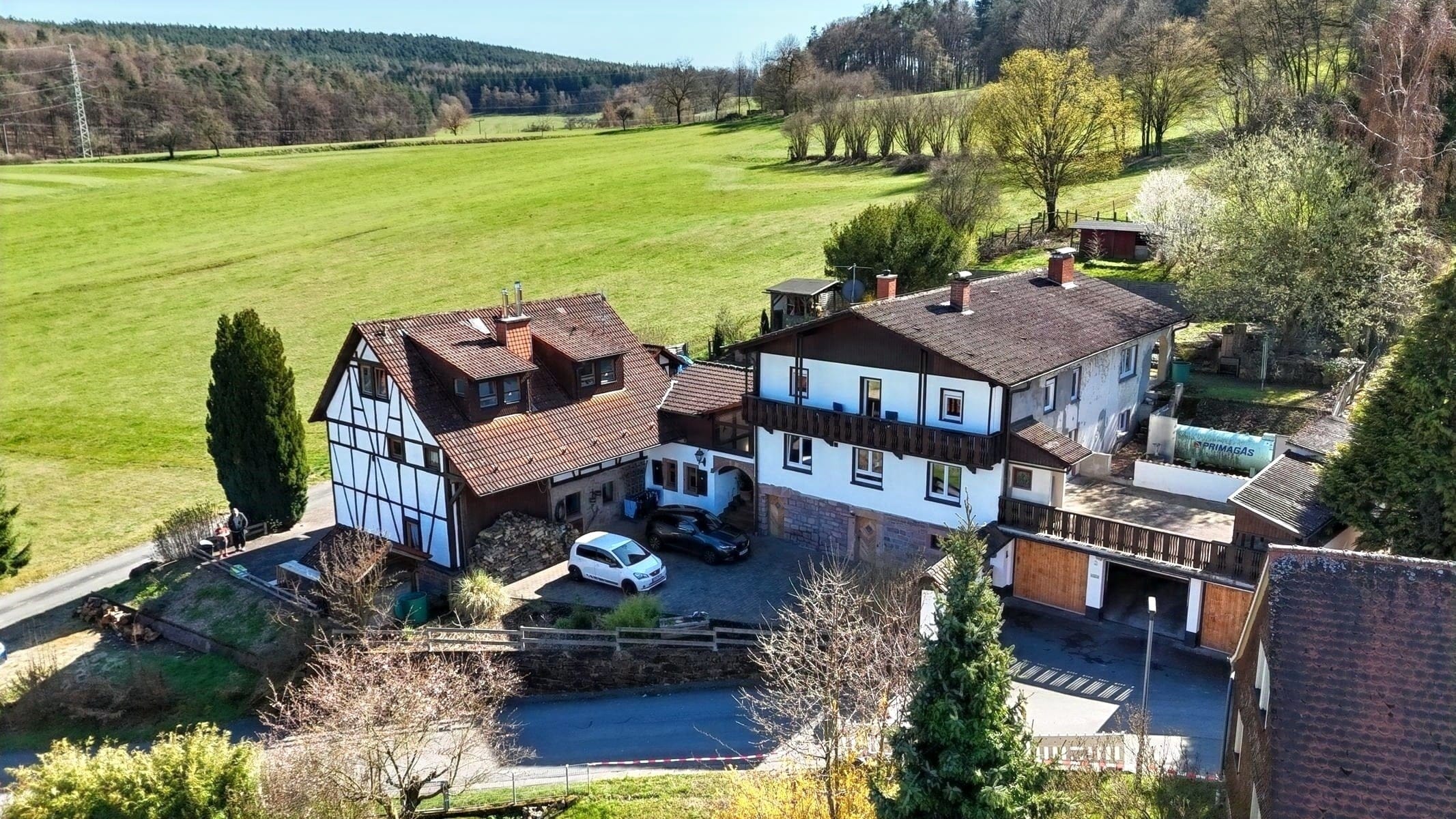 Immobilie in Michelstadt - Traumlage am Feldrand. Landleben pur. Einfamilienhaus mit Nebengebäude und Garagen - Bild 1
