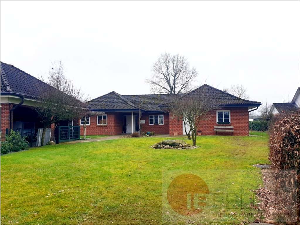 Immobilie in Kattendorf - Idyll am Rande Hamburgs: Ebenes Wohnhaus mit wertiger Ausstattung, Carport + Garten mit Ausblick - Bild 1