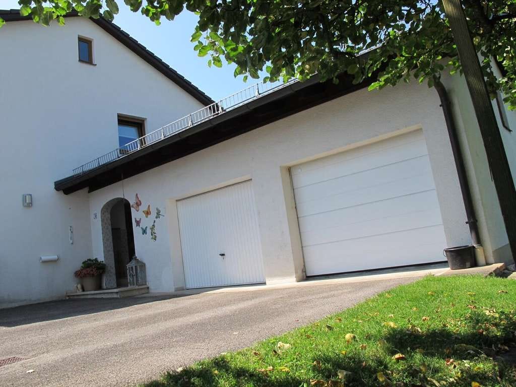 Immobilie in Emmerting - Schönes Zweifamilienhaus mit gepflegtem Garten und zwei Garagen - Bild 4