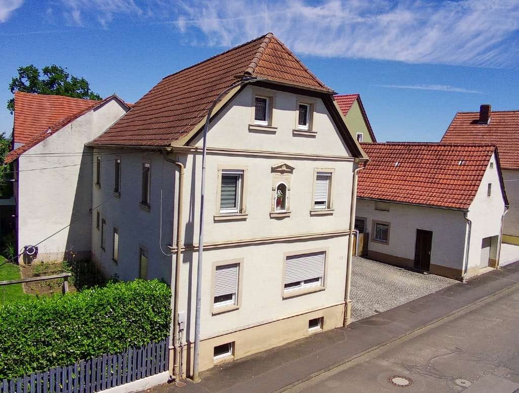 Immobilie in Kolitzheim - Vermietetes, historisches Anwesen mit Scheune, Nebengebäuden und großem Entwicklungspotenzial - Bild 1