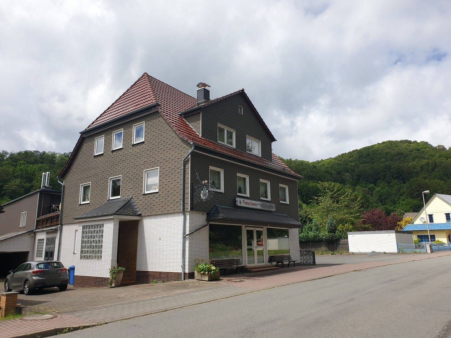 Immobilie in Walkenried - Gute Lage! Wohn- und Geschäftshaus mit Garagen und Parkfläche im Südharz! - Bild 1