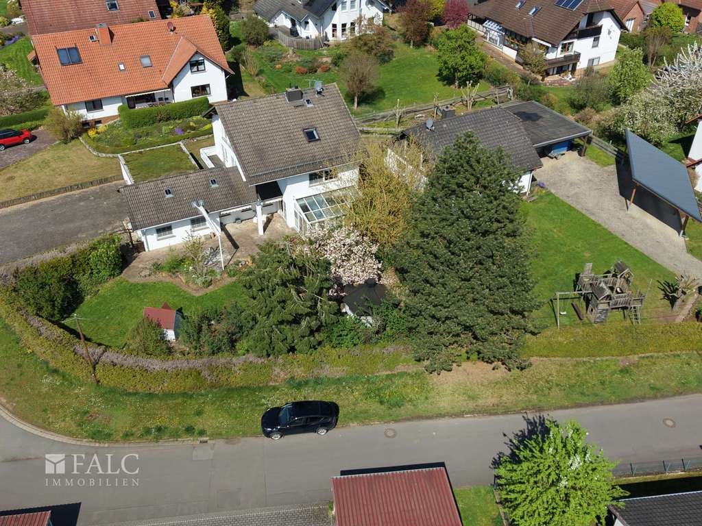 Immobilie in Edertal - +++Großes Einfamilienhaus mit Option für Vermietung, Praxis- oder Büroräume und schönem Garten+++ - Bild 3