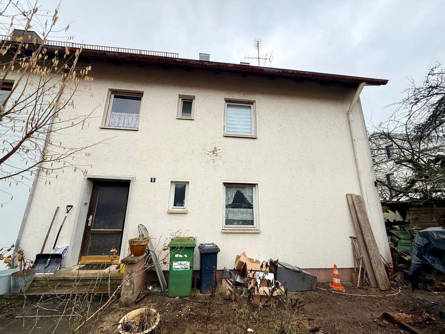 Immobilie in Rückersdorf - Sanierungsbedürftige Doppelhaushälfte mit großem Garten und Gestaltungspotenzial - Verkauf im Bieterverfahren - Bild 1