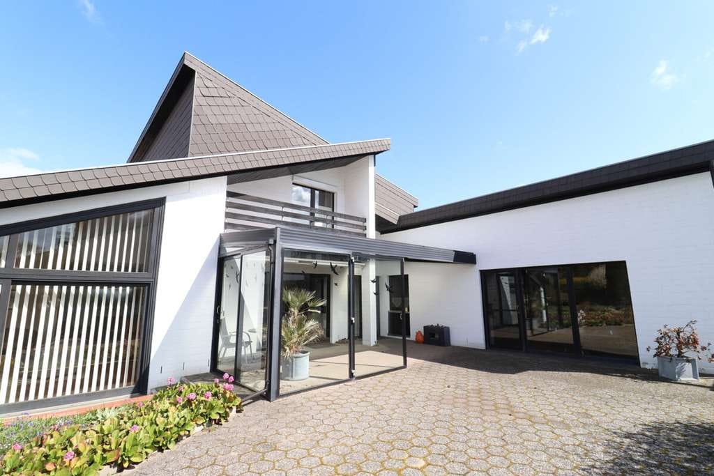 Immobilie in Calberlah - TOP! Sehr gepflegtes Architektenhaus mit Keller u. Anbau , besonders und individuell mit großem Gart - Bild 0