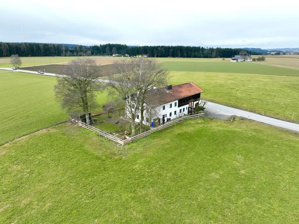 Immobilie in Taufkirchen - Ländliches Anwesen mit großzügigen 310 m² Wohnfläche und 866 m² Grundstück mit Weitblick - Bild 2