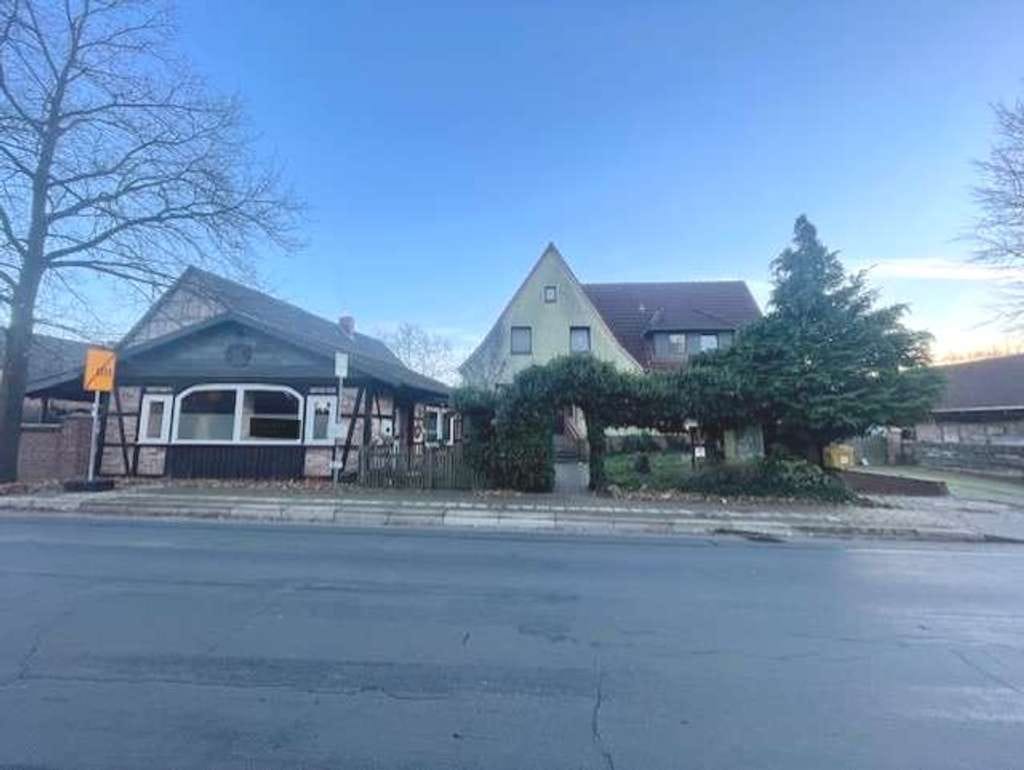 Immobilie in Adenbüttel - Wohnhaus mit 3 Wohnungen, Laden, Pferdeboxen, Stall und Nebengebäude - Bild 1