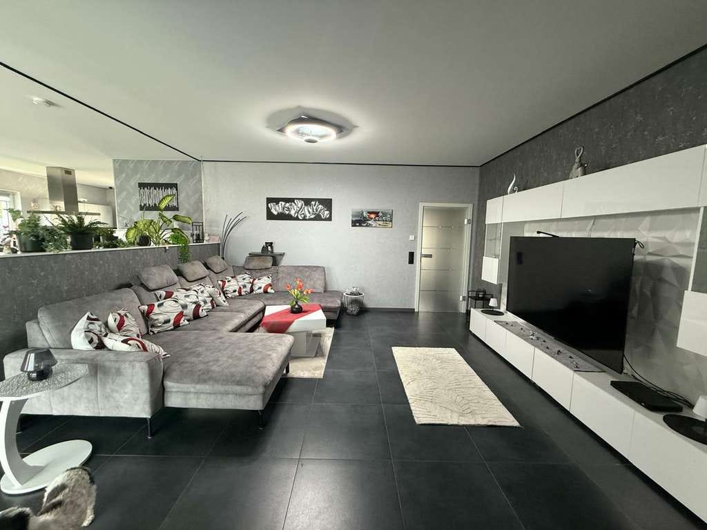 Immobilie in Schmalenberg - Sonnenverwöhnter und energieneutraler Luxus-Bungalow in ruhiger Waldgemeinde - Bild 1