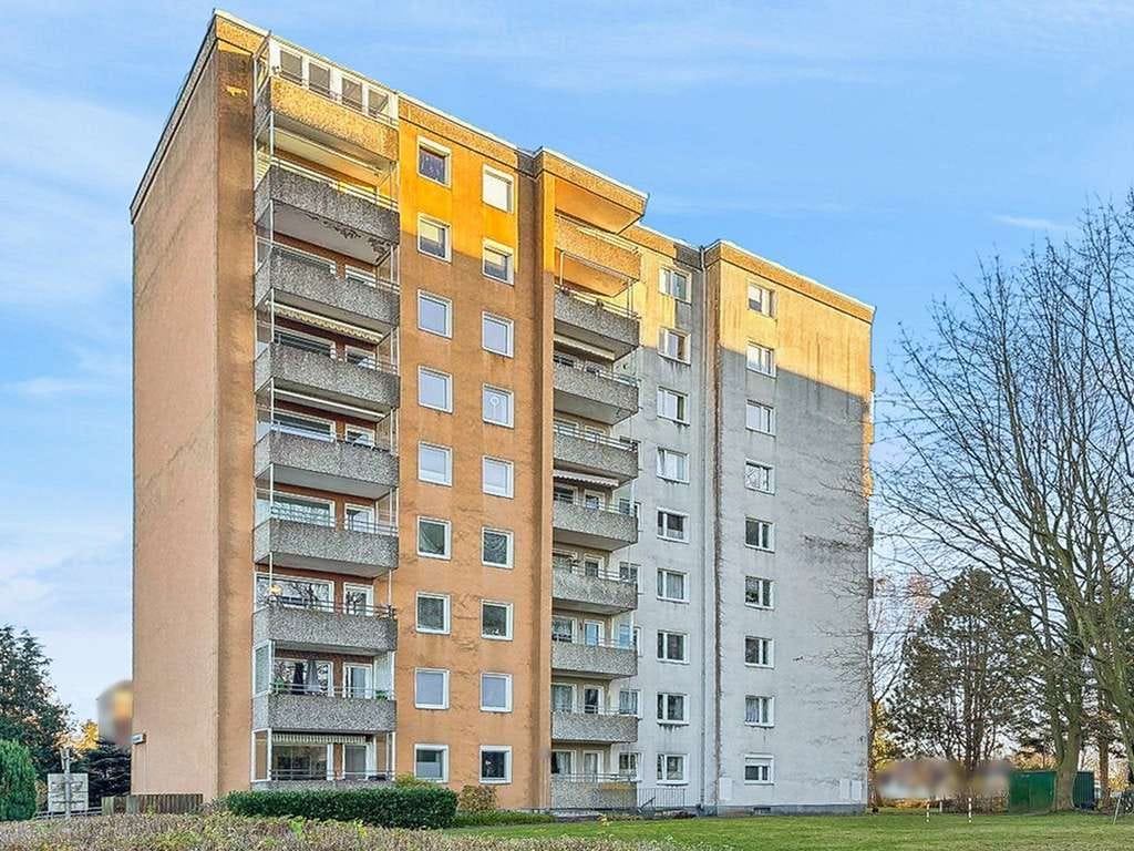 Immobilie in Schwentinental - Modernisierungsbedürftige 4-Zimmer-Wohnung mit Sonnenbalkon und Weitblick in Schwentinental - Bild 2