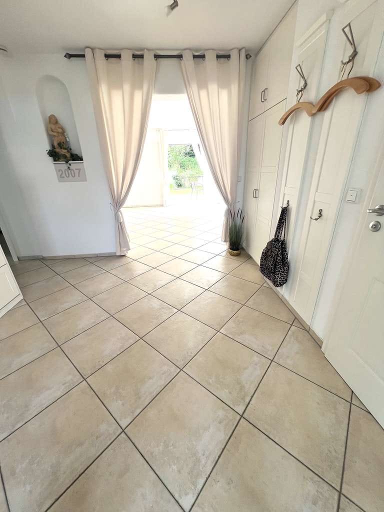 Immobilie in Großostheim - * SEIT 1992 IMMO-ZAHN * Idyllische Ortsrandlage: Freist.Wohnhaus mit EBK, Garten & Do-Garage * - Bild 2