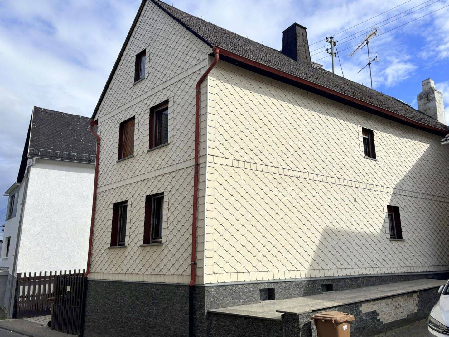 Immobilie in Hadamar - Charmantes Einfamilienhaus mit Scheune, weiteren Nebengebäuden und großzügigem Garten in Niederhadamar - Bild 1