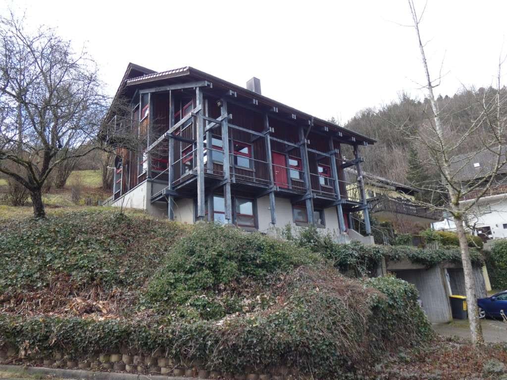 Immobilie in Weisenbach - WEISENBACH: Bauhausstilhaus mit ELW  in unverbaubarer  Aussichtslage - Bild 0