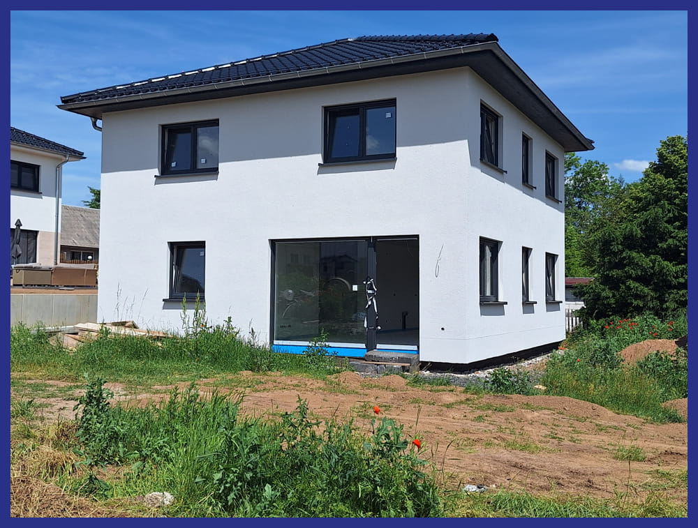 Immobilie in Pößneck - - PROVISIONSFREI - Bezugsfertiges Einfamilienhaus inklusive Außenanlagen - Bild 2