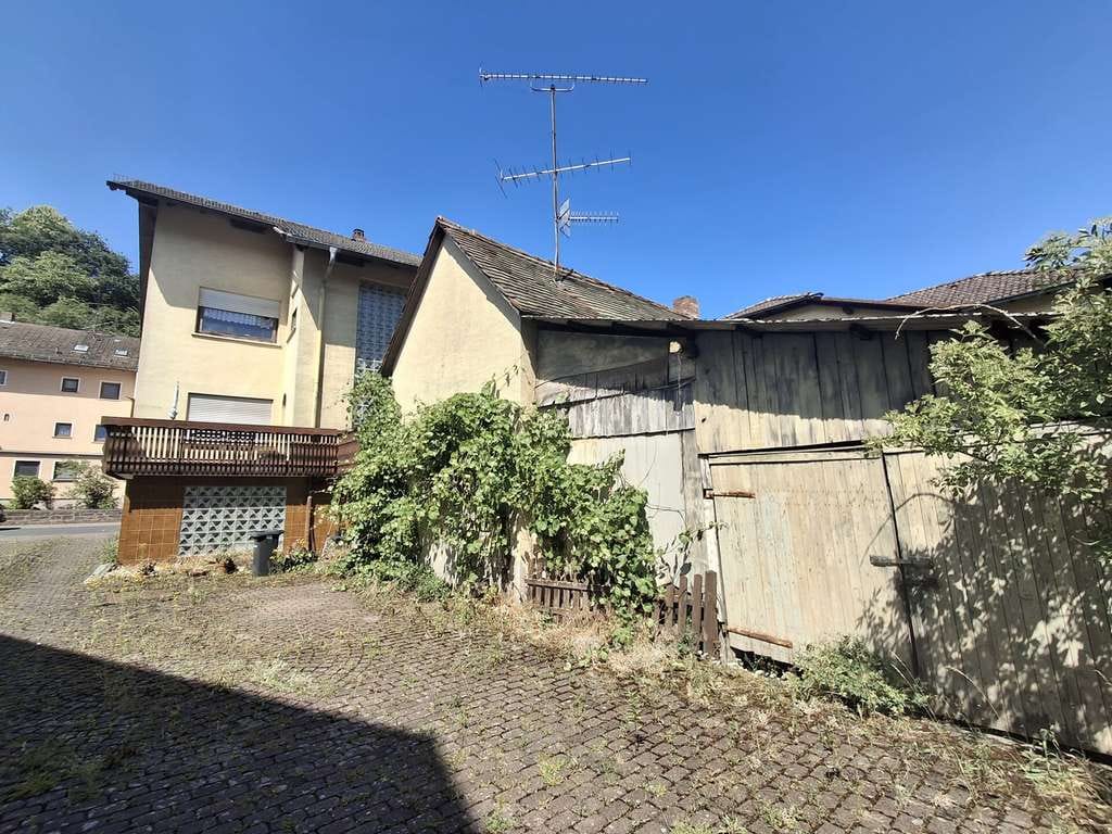 Immobilie in Dammbach - Renovierungsbedürftiges 2-Familienhaus mit Nebengebäude und großer Wiesenfläche in Dammbach! - Bild 2