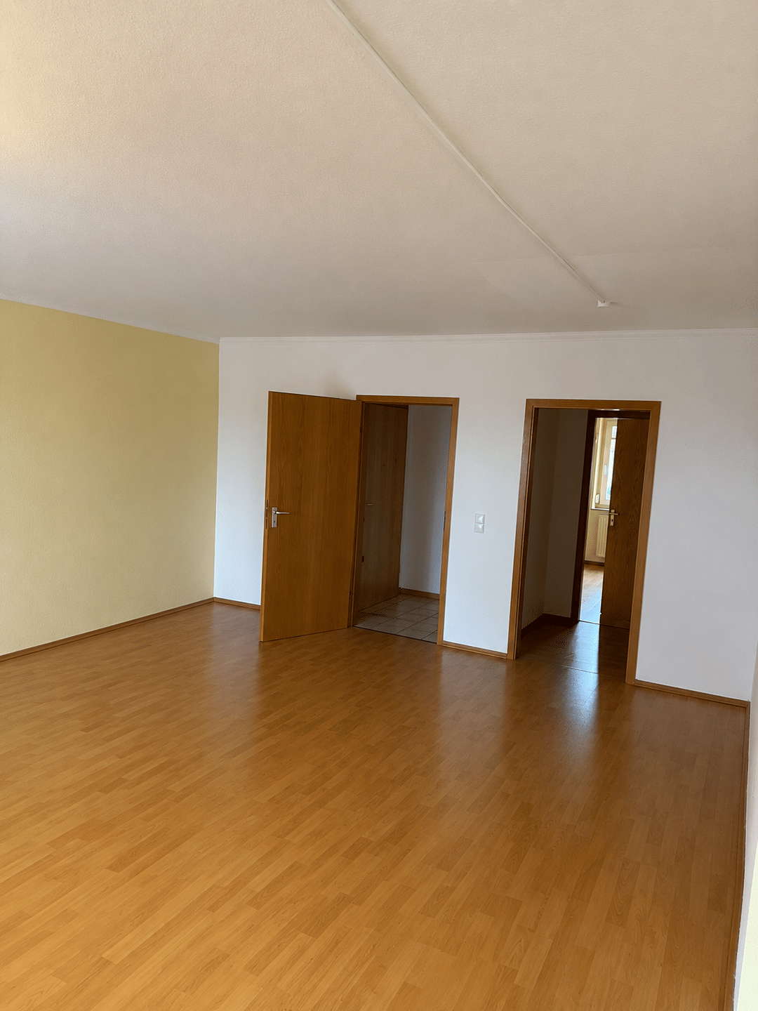 Immobilie in Wolfhagen - Zentral wohnen in Wolfhagen: Helle 3-Zimmer-Wohnung in der Kurfürstenstraße – ideal für Paare, kleine Familien oder Kapitalanleger! - Bild 2