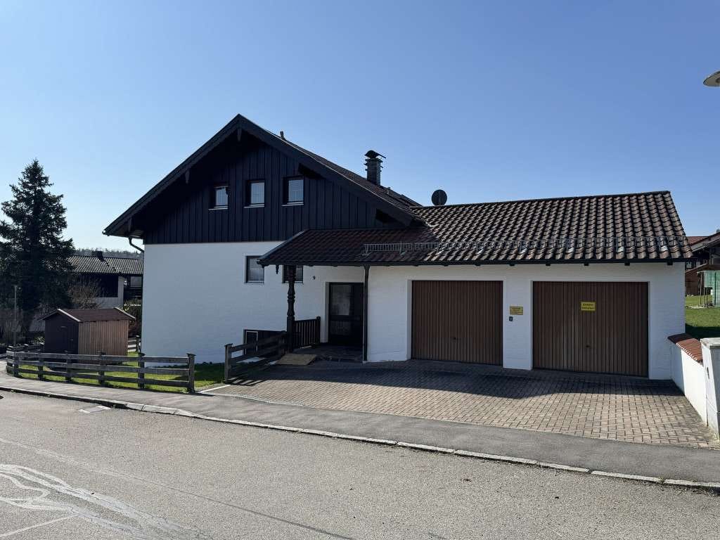 Immobilie in Reischach - Stop! Gepflegtes Mehrfamilienhaus mit 3 Wohnungen in schöner Wohnlage - Bild 2