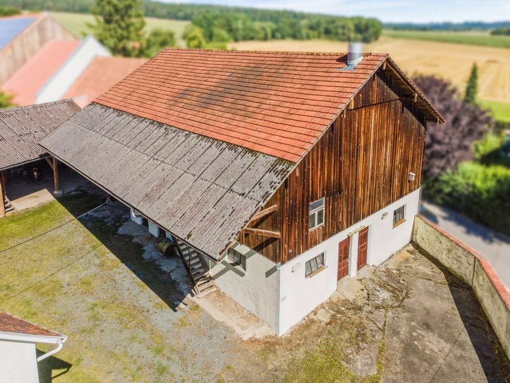 Immobilie in Schmidgaden - Charmanter Bauernhof mit Nebengebäuden und Erweiterungsmöglichkeit - Bild 2