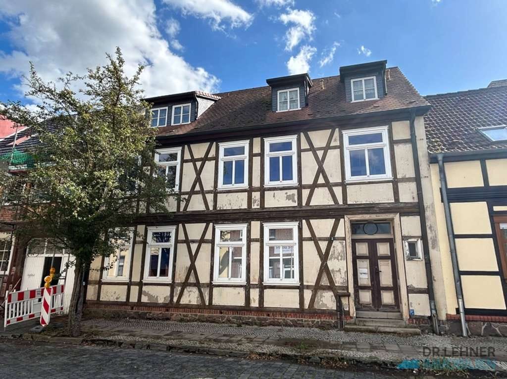 Immobilie in Osterburg (Altmark) - Fachwerk-Mehrfamilienhaus (3 Wohneinheiten) in Osterburg mit Wertsteigerungspotenzial - Bild 1