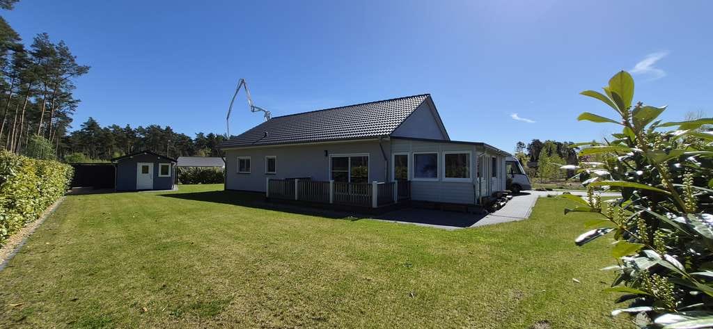 Immobilie in Gorleben - Moderner, neuwertiger Bungalow mit PV-Anlage,  Wärmepumpe, Wallbox, Klima, Vollbad, EBK, 3 Carports - Bild 2