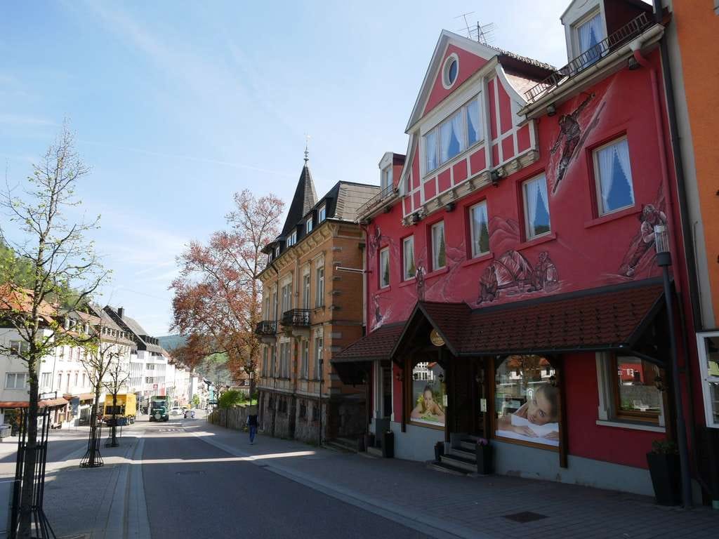 Immobilie in Triberg im Schwarzwald - Lebendiges Stadthaus mit Charakter - vielseitiges Wohn- und Geschäftshaus im Zentrum von Triberg! - Bild 2