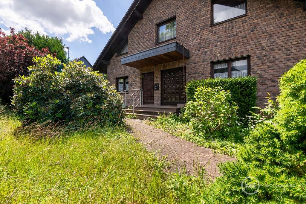 Immobilie in Siegburg - MANNELLA *Großzügiges Zuhause auf Erbpacht* Mit Einliegerwohnung, Garten und großem Kellerbereich. - Bild 1
