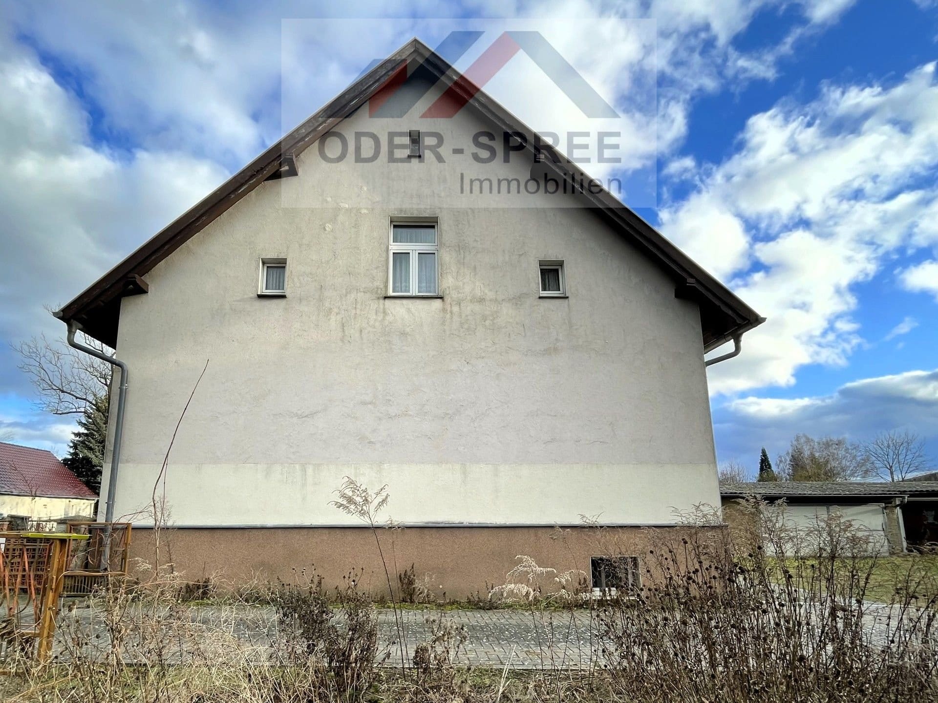 Immobilie in Steinhöfel - Einfamilienhaus auf großem Grundstück mit Garagen und Nebengebäuden - Bild 2