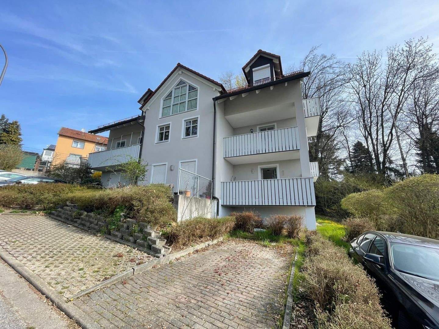 Immobilie in Mallersdorf-Pfaffenberg - Charmante 2-Zimmer-Dachgeschosswohnung mit Stellplatz und Kellerabteil - Bild 0