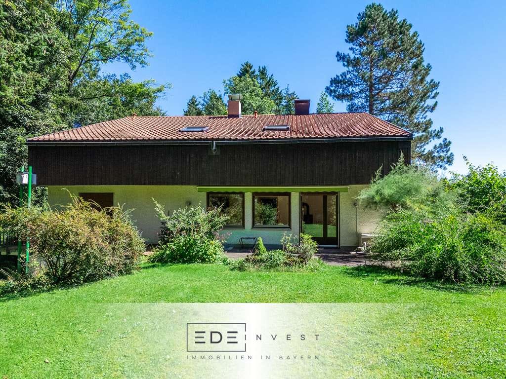 Immobilie in Miesbach - Rarität in Miesbach: Architektenhaus mit Waldfläche & viel Privatsphäre - Bild 0