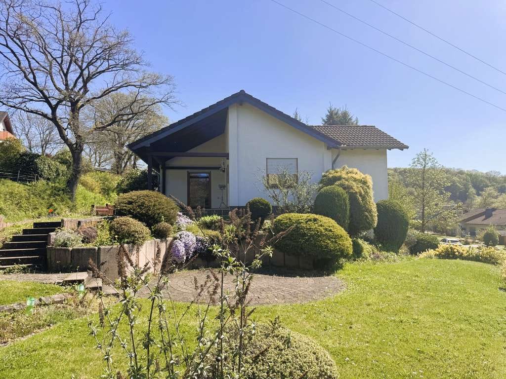 Immobilie in Neustadt (Wied) - Wohnen mit Weitblick im Naturpark Rhein-Westerwald – Bungalow in ruhiger
Wohnlage! - Bild 0