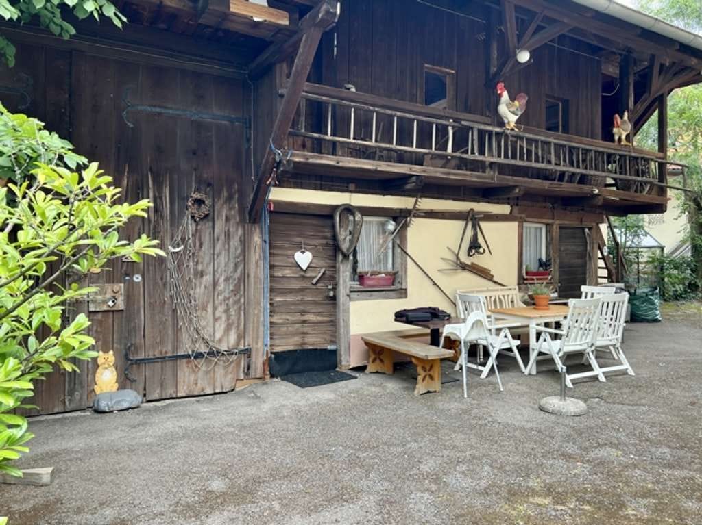 Immobilie in Kirchzarten - Liebhaber Immobilie - Historisches Mehrfamilienhaus - Bild 1
