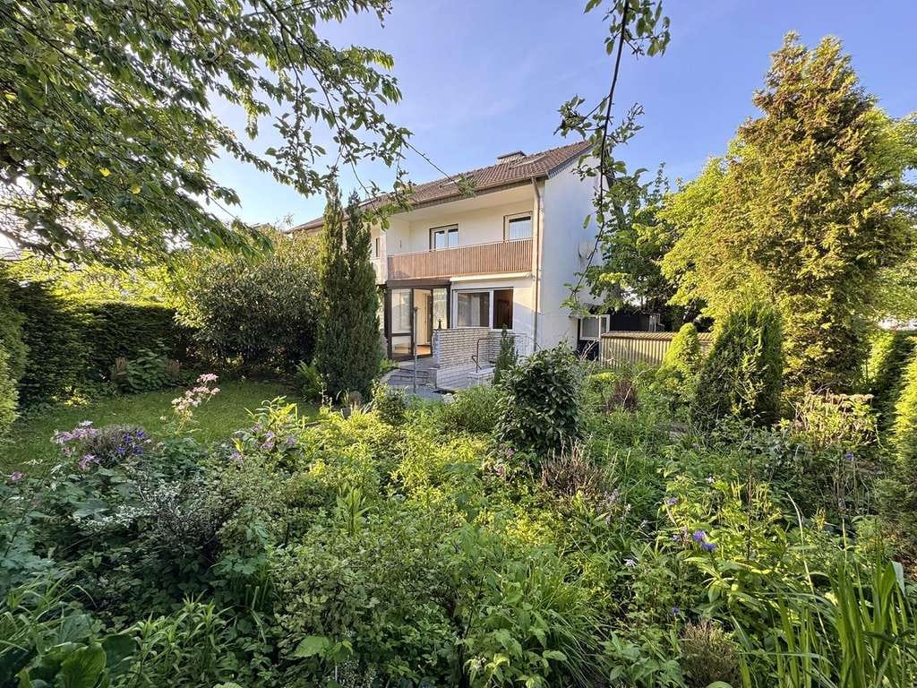 Immobilie in Rheda-Wiedenbrück - Zwischen Feldrand & gewachsener Wohnlage – Familienhaus mit großem Südwestgarten und viel Potenzial - Bild 0