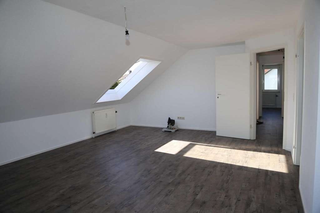 Immobilie in Oberstenfeld - Toll geschnittene helle Dachgeschosswohnung in Oberstenfeld provisionsfrei! - Bild 1