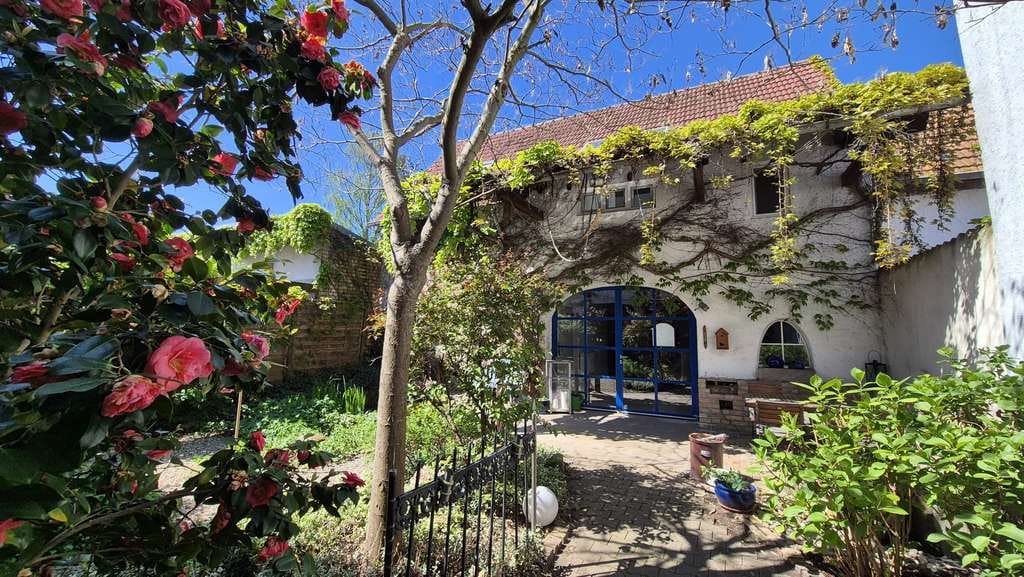 Immobilie in Neulußheim - Großzügiges Einfamilienhaus mit Scheune und idyllischem Garten - Bild 0