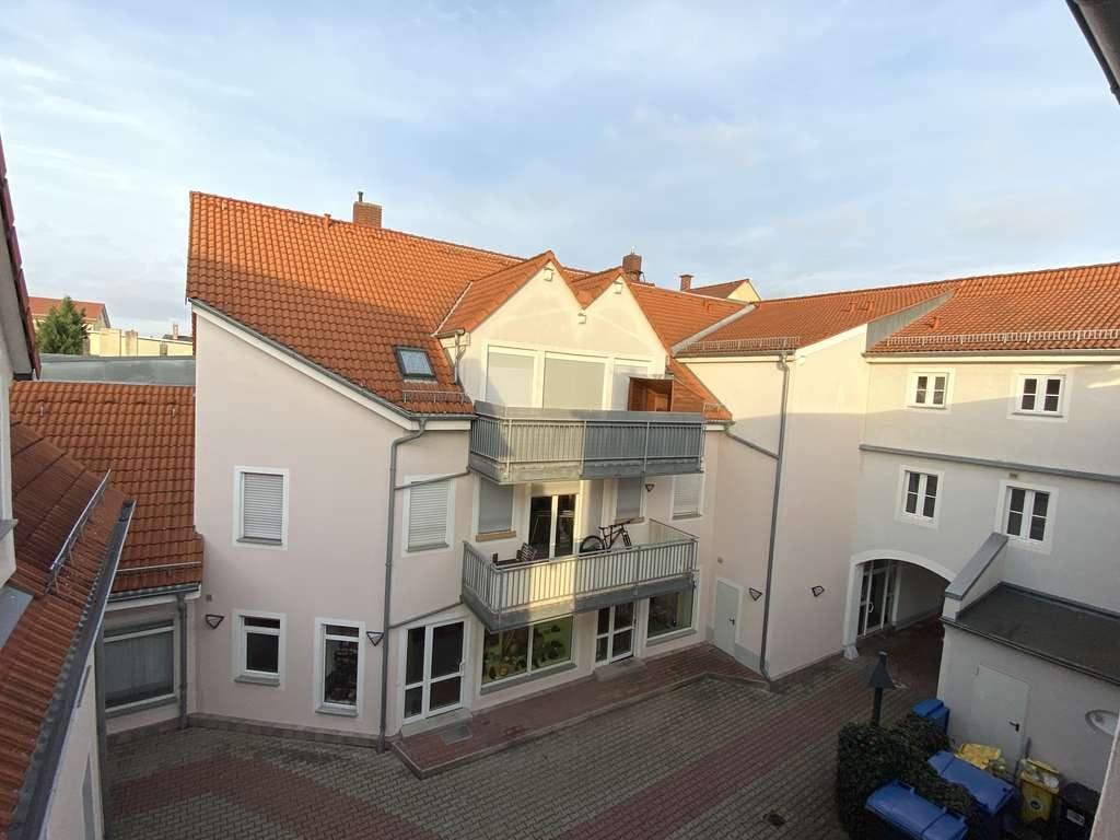 Immobilie in Pirna - DREIRAUMWOHNUNG MIT GROßEM BALKON, TIEFGARAGENSTELLPLATZ (DOPPELPARKER) IN EINEM RUHIGEN INNENHOF - Bild 1