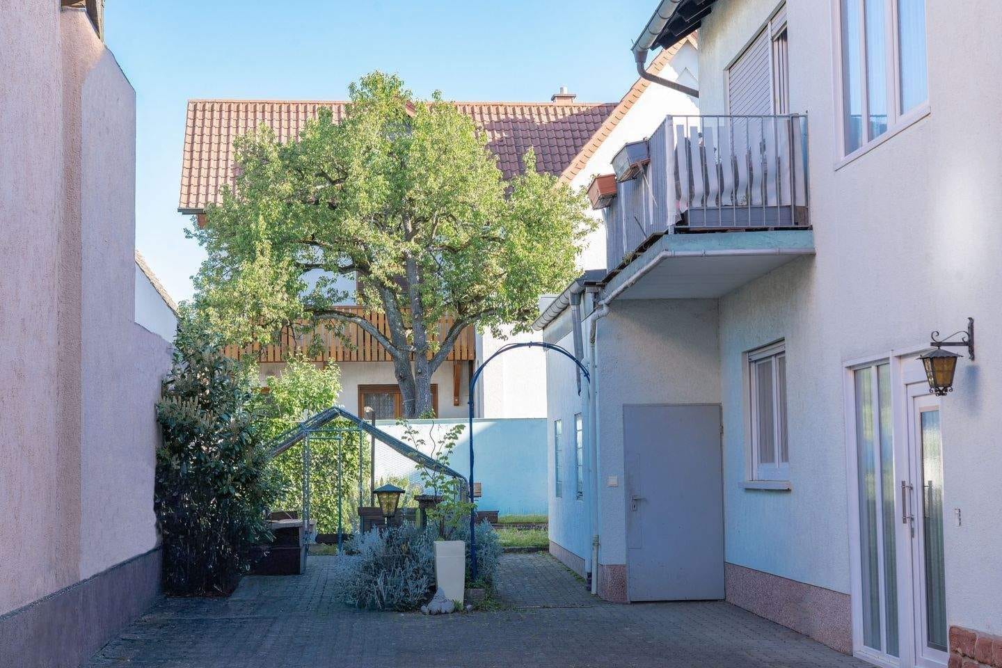 Immobilie in Lingenfeld - Eigentumswohnung im OG mit Potenzial: Langjährig vermietet, inkl. Balkon, Gartenanteil & Garagenstellplatz – starke Kapitalanlage in Lingenfeld - Bild 3