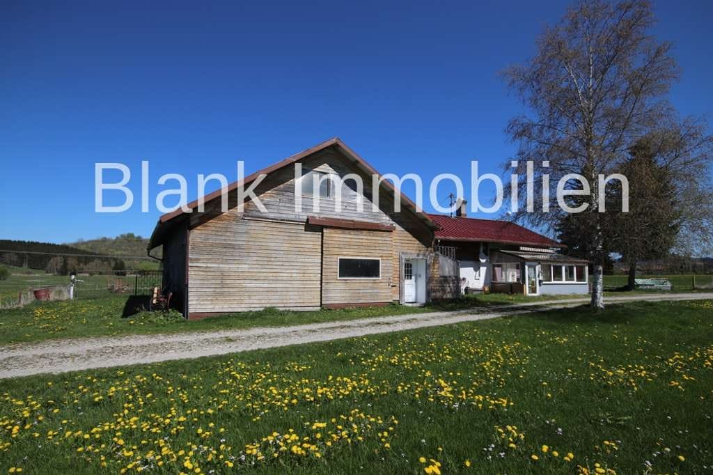Immobilie in Betzigau - Renovierungsbedürftiger Bauernhof mit Bergblick, Alleinlage und Grund in Betzigau - Provisionsfrei - Bild 1