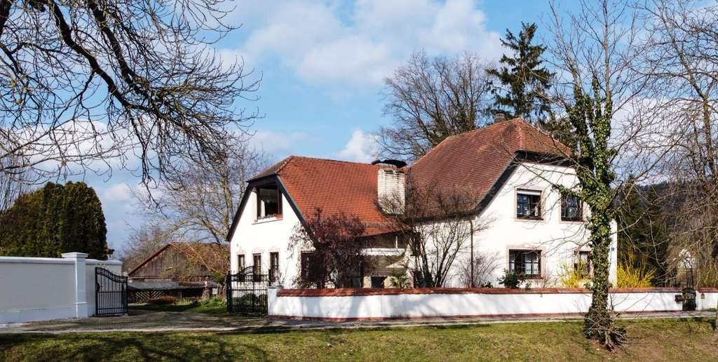 Immobilie in Berching - Gepflegtes Einfamilienhaus mit 9 Zimmern und Garage in Berching - Bild 1